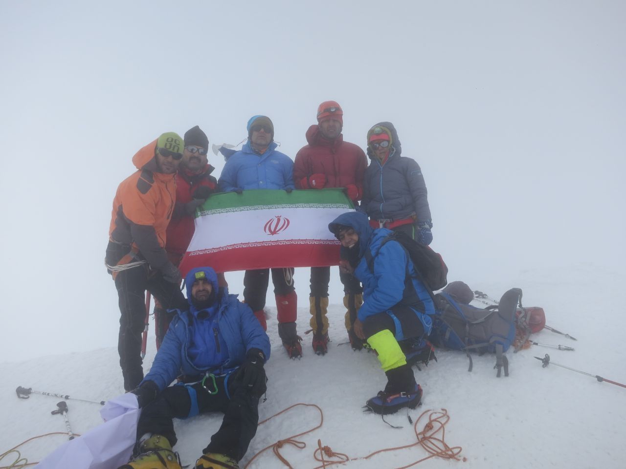 صعود کوهنورد باغملکی به قله پوشیده از برف کازبک گرجستان در شهریورماه + تصاویر